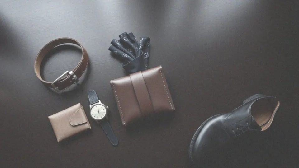 Jakie dodatki mogą wzbogacić stylizację na imprezę firmową?