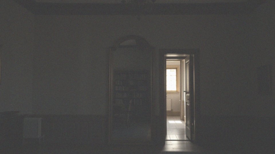 Jak działa lustro fenickie w kontekście obserwacji?