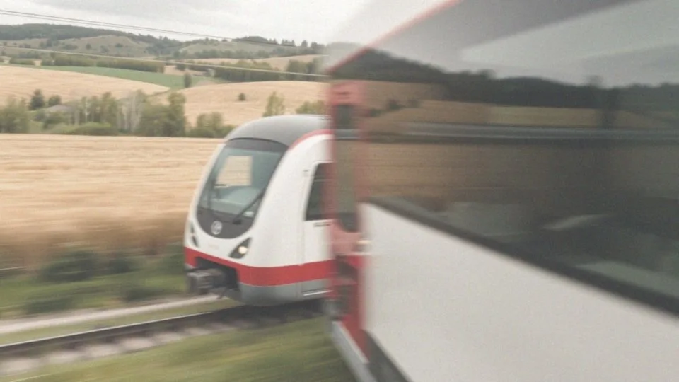 Jakie są średnie prędkości pociągów pasażerskich w Polsce?