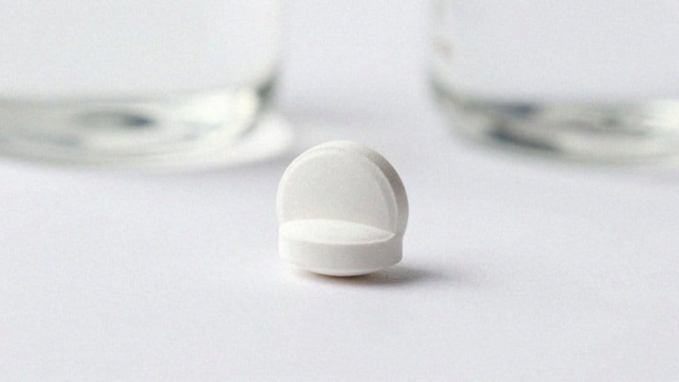 Jak działa kwas acetylosalicylowy jako inhibitor cyklooksygenazy?