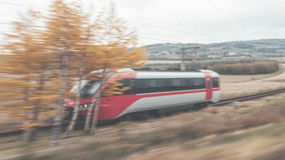Jak zmiany w rozkładzie jazdy pociągów wpływają na osiąganą prędkość?