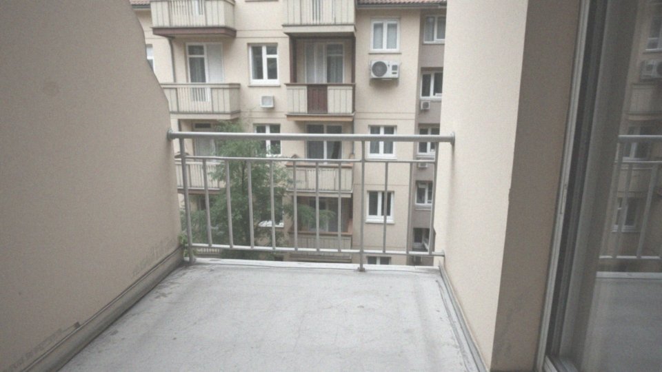 Jakie pozwolenia są potrzebne do montażu siatki na balkonie?