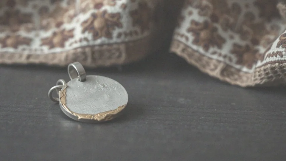 Czy srebro pozłacane się ściera? Kluczowe informacje i pielęgnacja