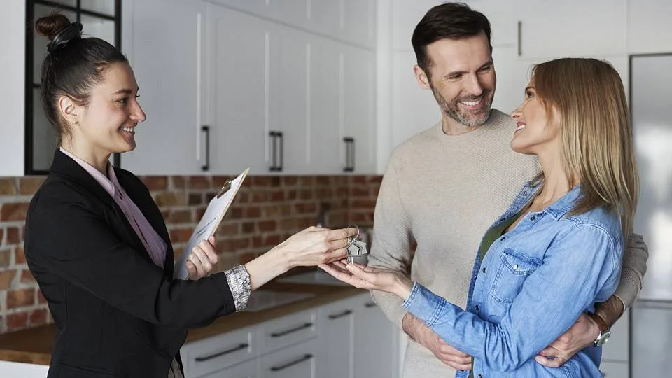 kupno-mieszkania-przekazanie-kluczy.jpg